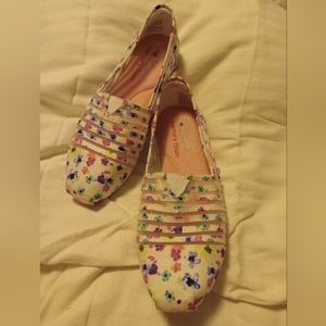 Bob's size 8 floral shoe